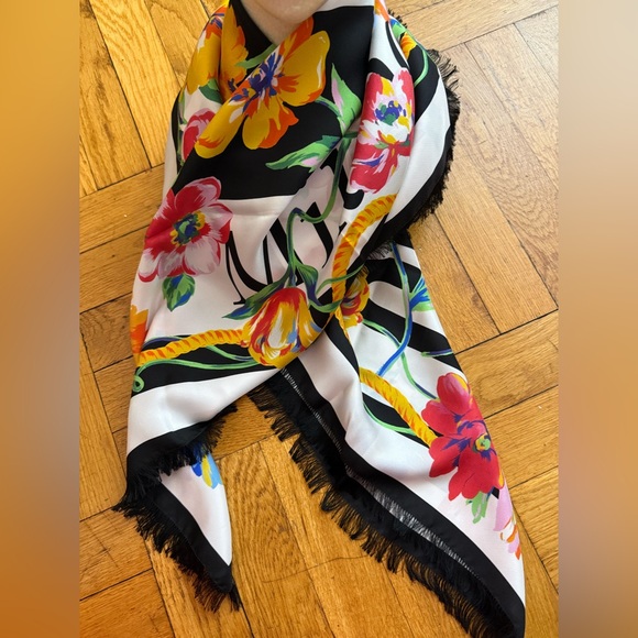Moschino
Floral Printed Fringed-Edge Scarf - Picture 6 of 12